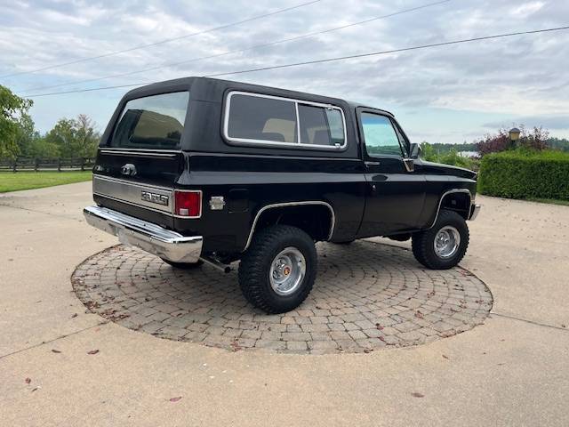 Chevy-k5-blazer-1984-black-2