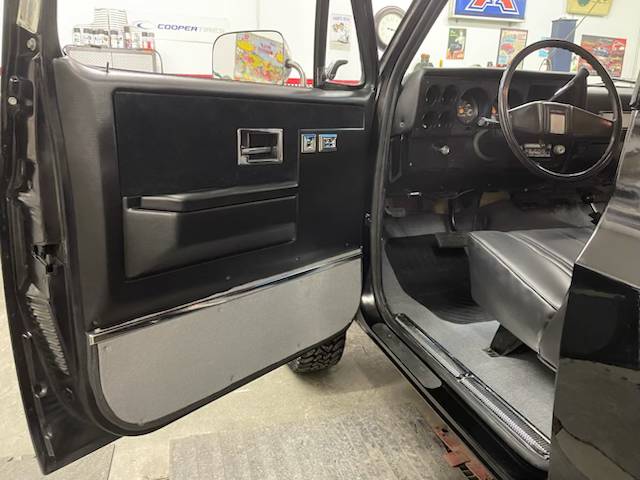 Chevy-k5-blazer-1984-black-4