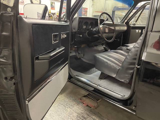 Chevy-k5-blazer-1984-black-5