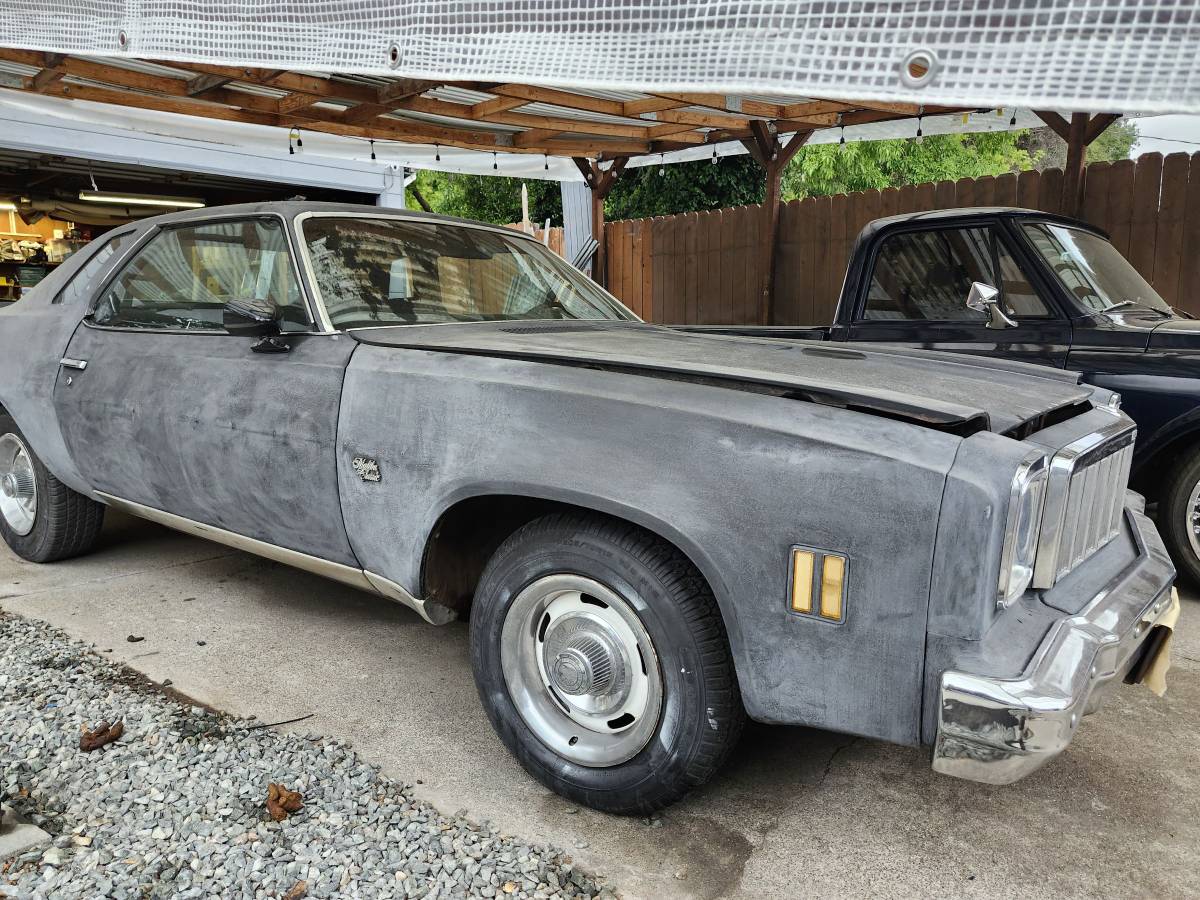Chevy-malibu-1975-black-10