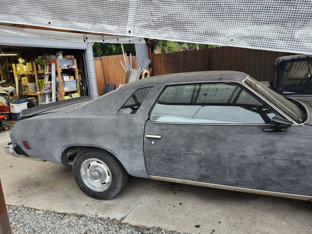 Chevy-malibu-1975-black-9