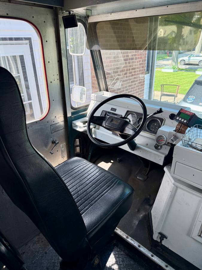 Chevy-p30-1986-white-4
