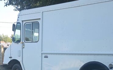 Chevy-p30-1995-white-4