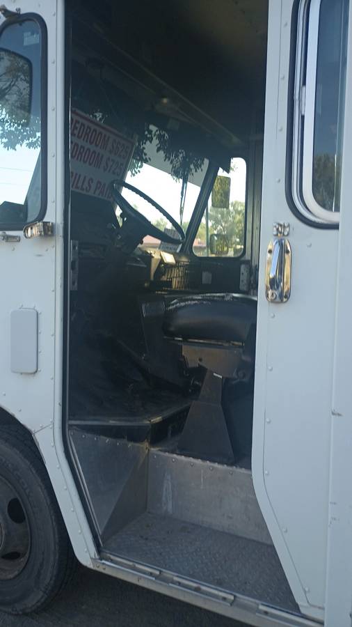 Chevy-p30-1995-white-6