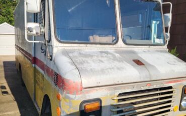 Chevy-p30-step-van-16-1982-custom-1