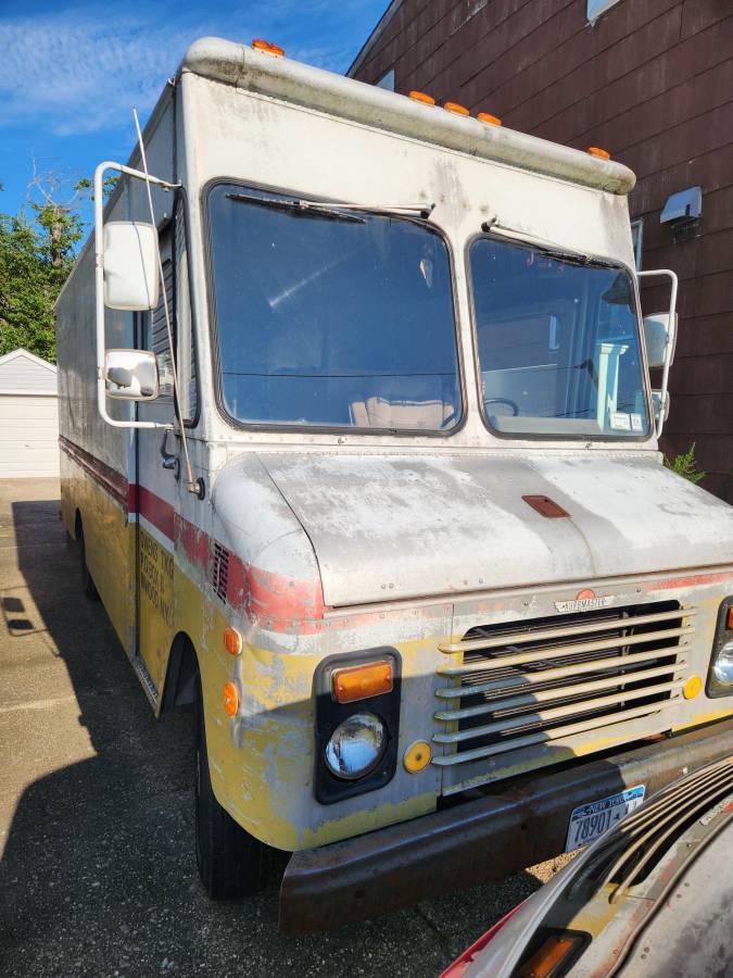 Chevy-p30-step-van-16-1982-custom-1