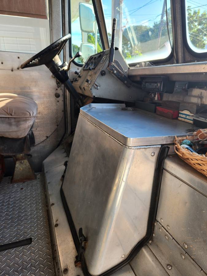 Chevy-p30-step-van-16-1982-custom-2