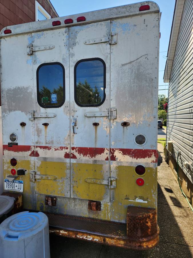 Chevy-p30-step-van-16-1982-custom