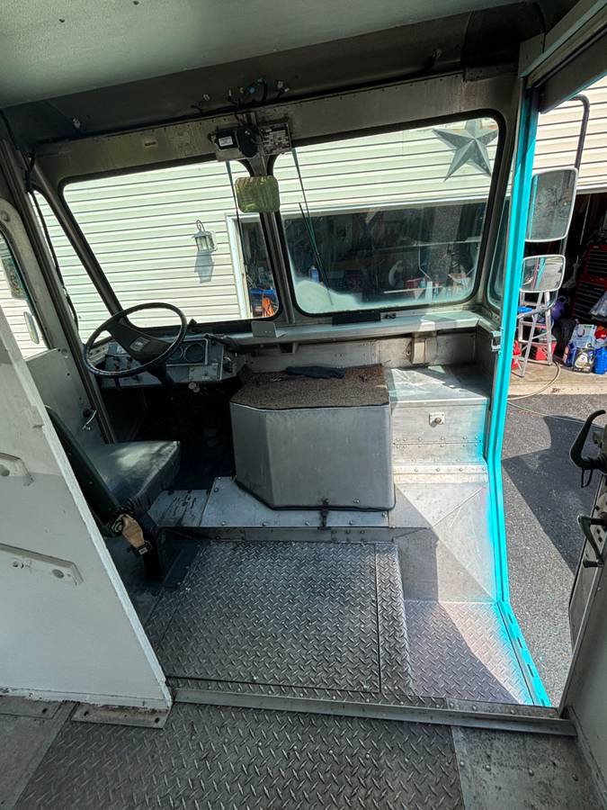 Chevy-p30-step-van-1980-6