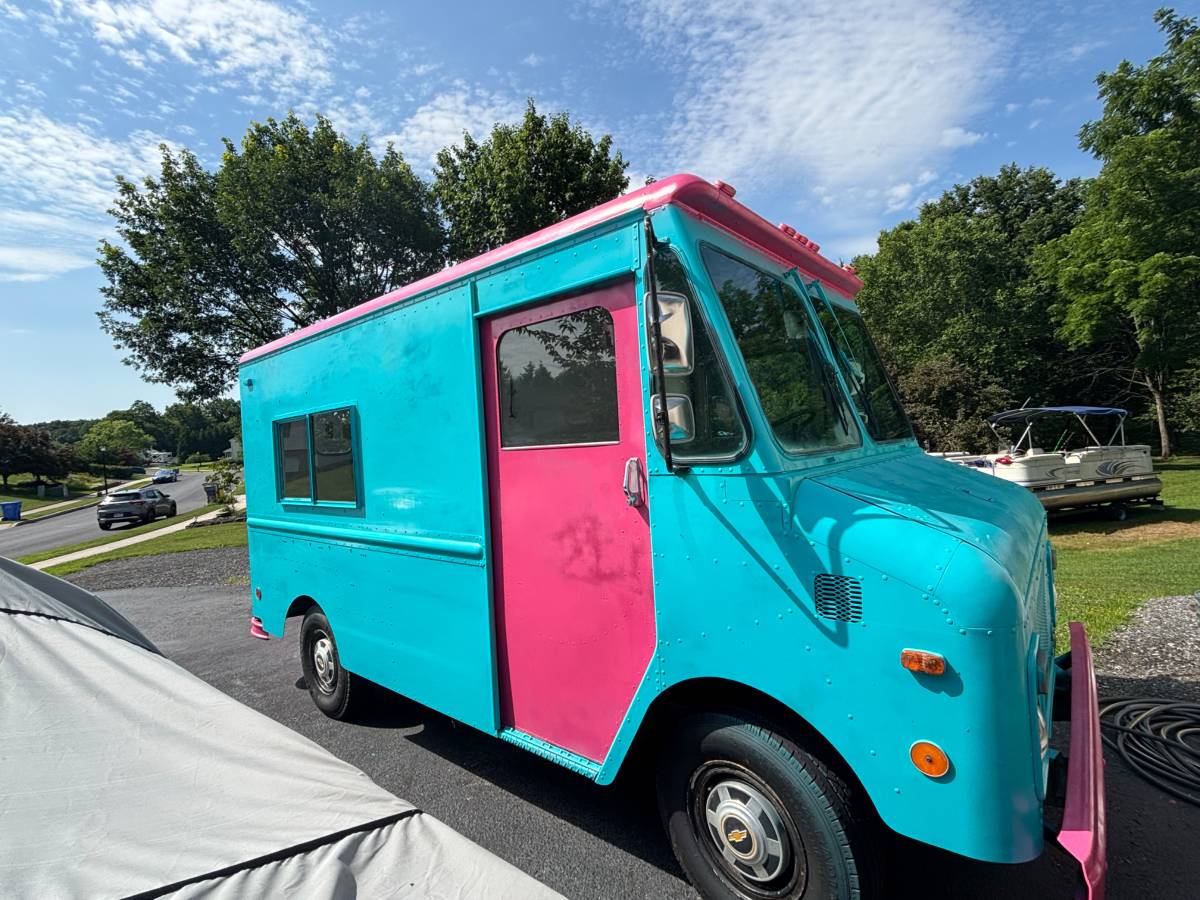 Chevy-p30-step-van-1980