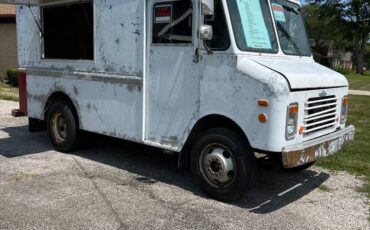 Chevy-p30-step-van-1987-white-3
