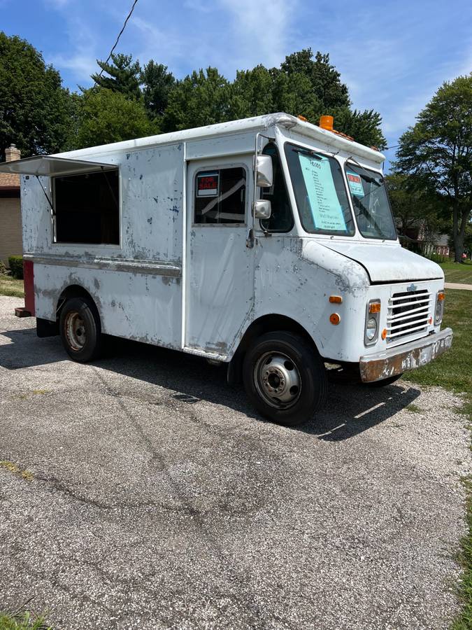 Chevy-p30-step-van-1987-white-3