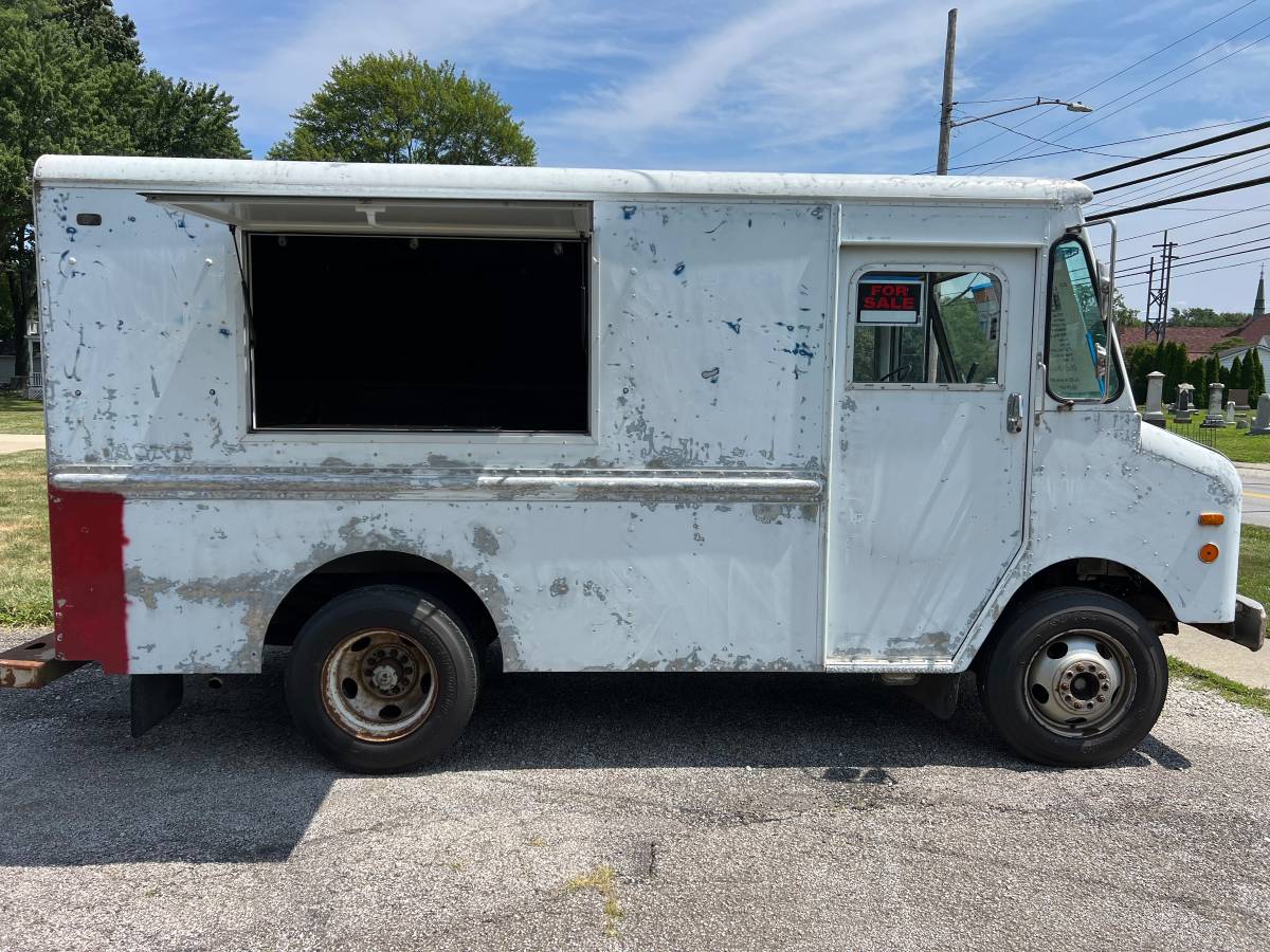 Chevy-p30-step-van-1987-white