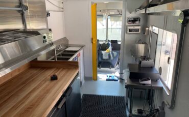 Chevy-p30-step-van-diesel-1995-custom-4