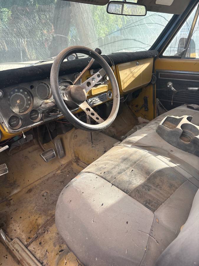 Chevy-pick-up-c-20-1971-yellow-1