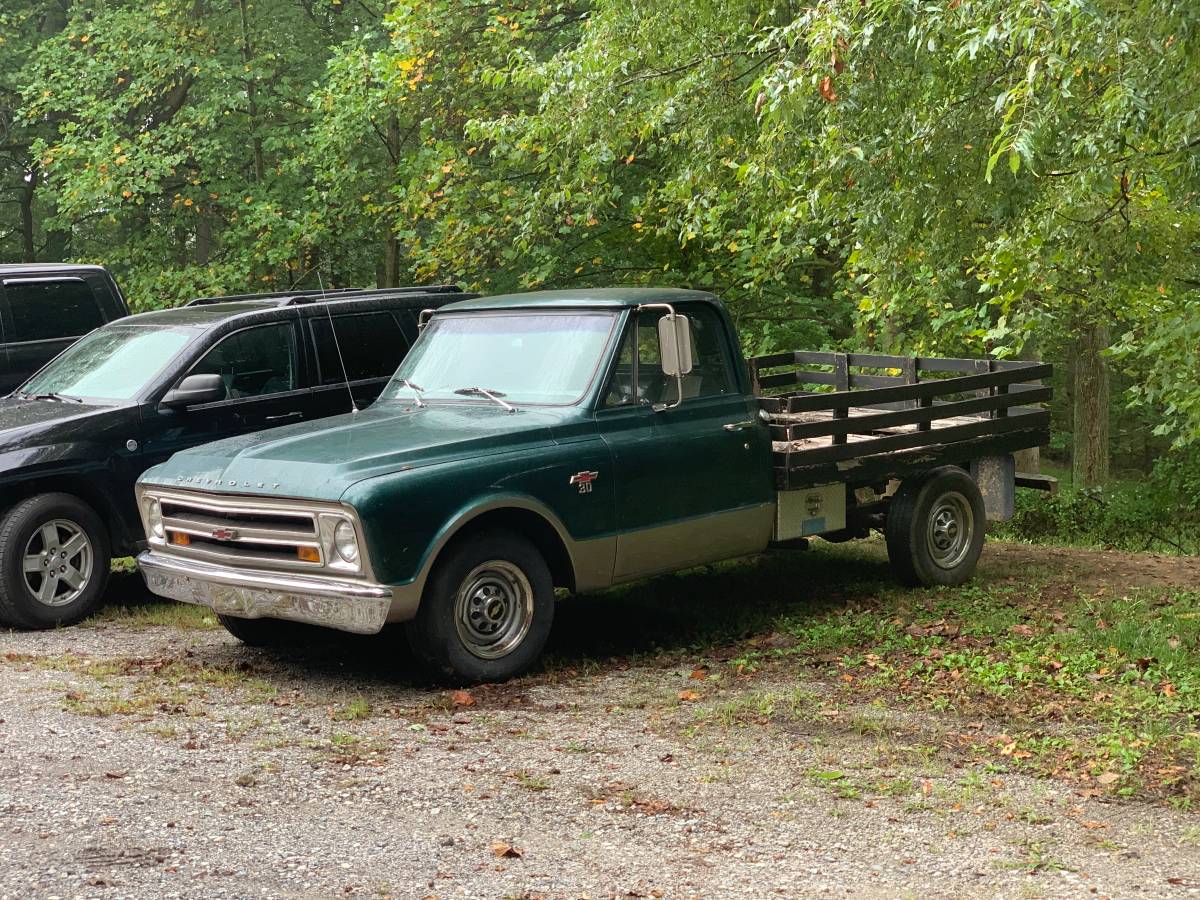 Chevy-pickup-30-full-ton-8lug-1967-green-7