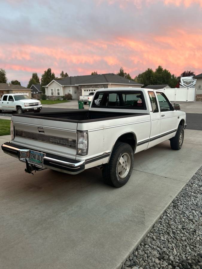 Chevy-s10-pickup-1986-white-16
