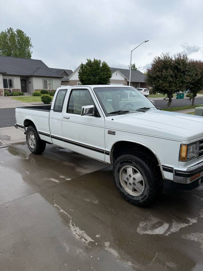 Chevy-s10-pickup-1986-white-8