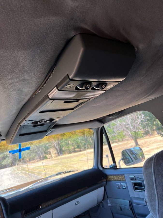 Chevy-silverado-1500-4x4-suburban-1990-white-10