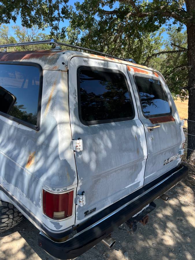Chevy-silverado-1500-4x4-suburban-1990-white-9
