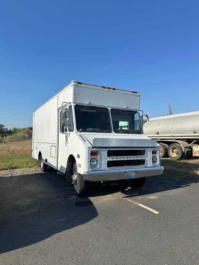 Chevy-step-van-1985-white