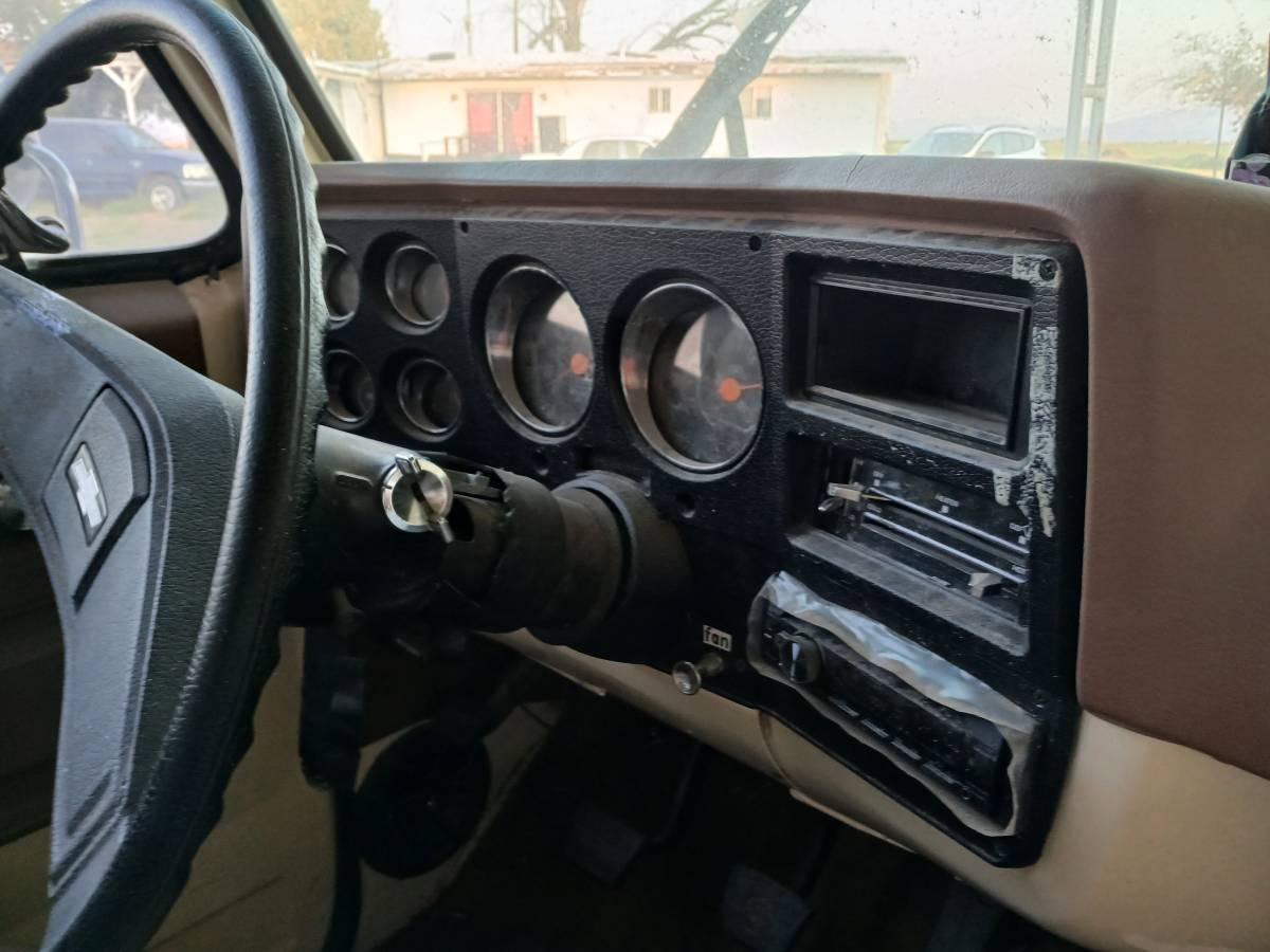 Chevy-stepsid-c10-custom-deluxe-1976-yellow-10