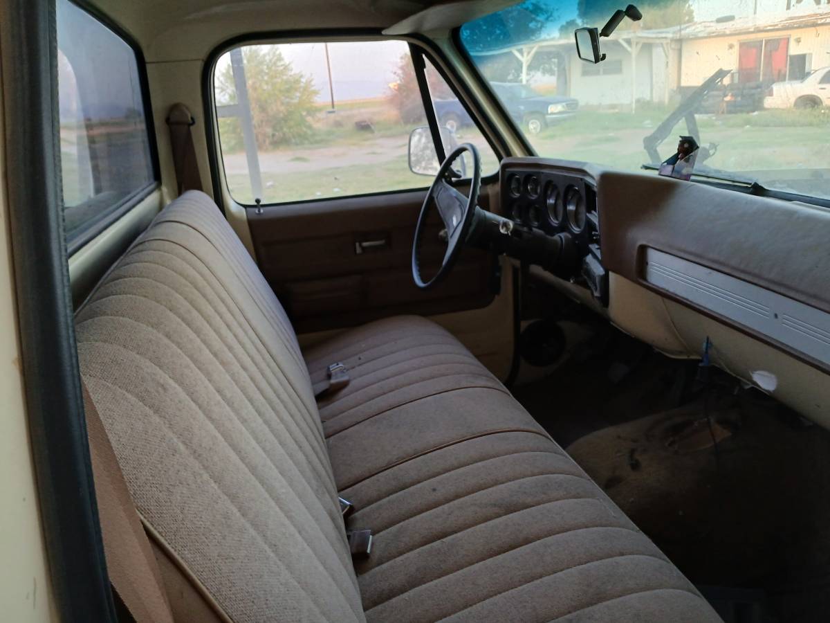 Chevy-stepsid-c10-custom-deluxe-1976-yellow-11