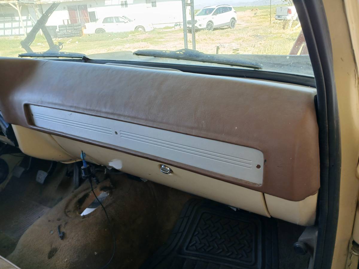 Chevy-stepsid-c10-custom-deluxe-1976-yellow-12