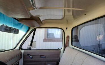 Chevy-stepsid-c10-custom-deluxe-1976-yellow-14