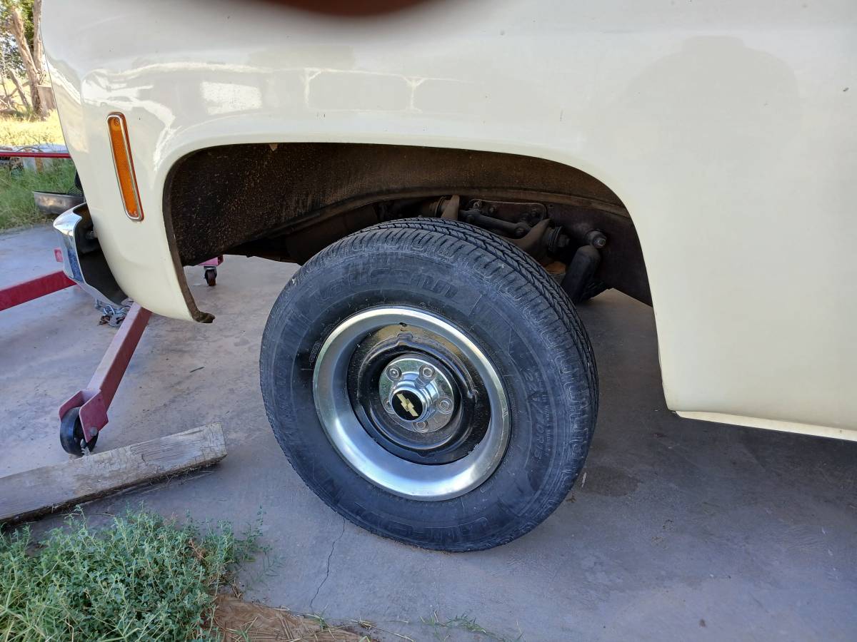 Chevy-stepsid-c10-custom-deluxe-1976-yellow-15