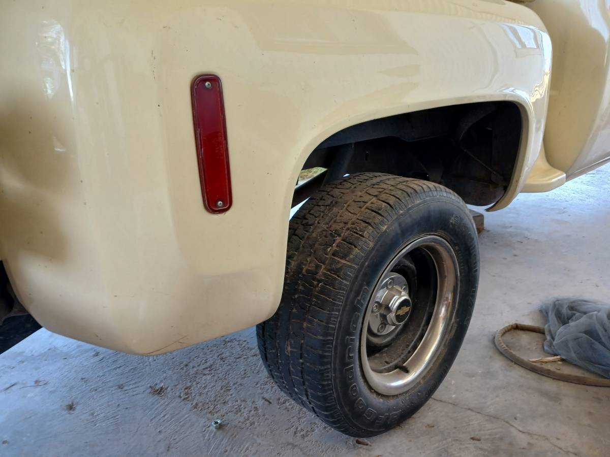 Chevy-stepsid-c10-custom-deluxe-1976-yellow-16