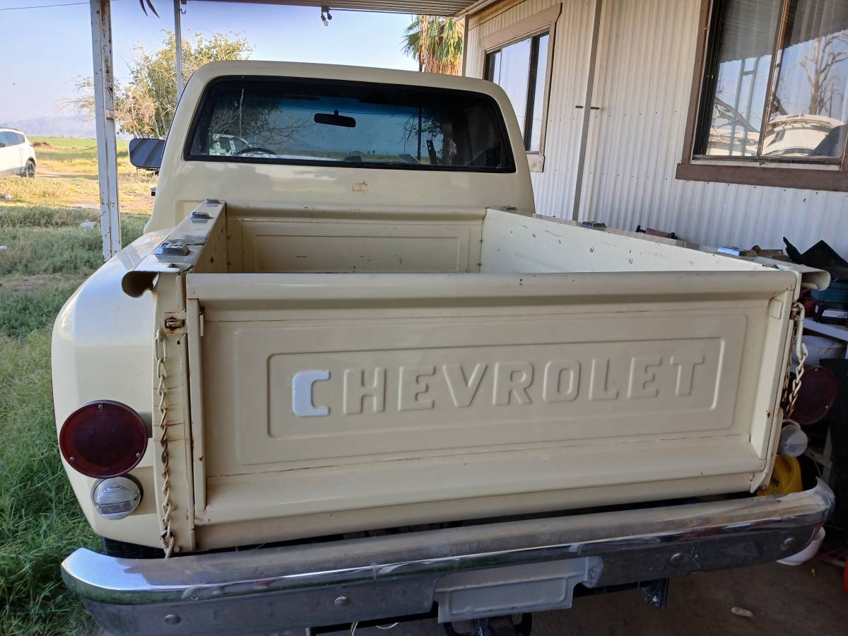 Chevy-stepsid-c10-custom-deluxe-1976-yellow-17
