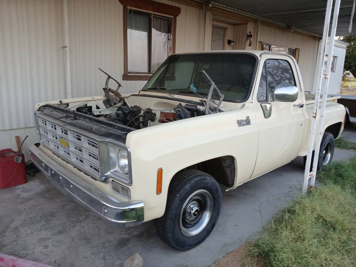 Chevy-stepsid-c10-custom-deluxe-1976-yellow-21