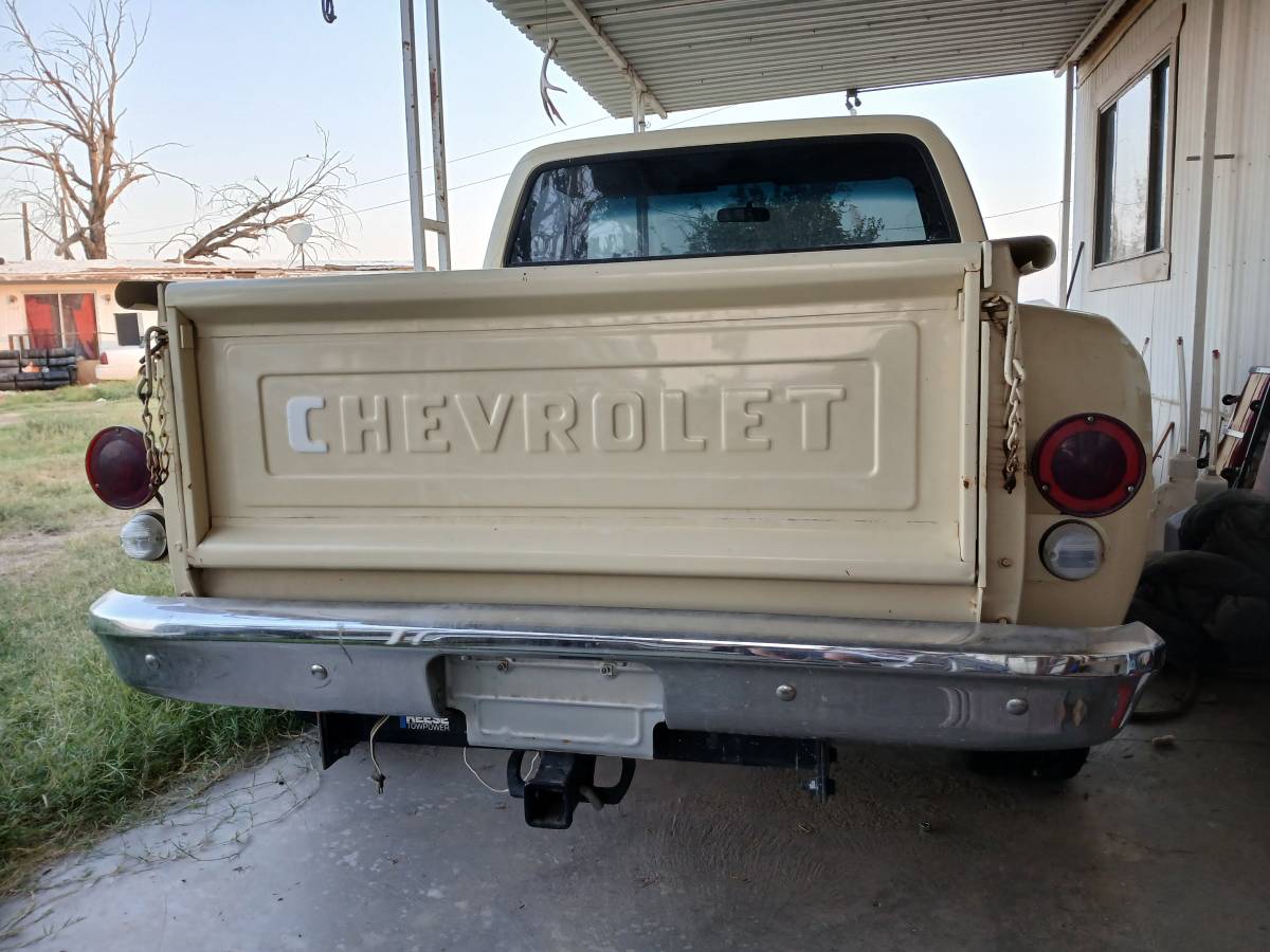 Chevy-stepsid-c10-custom-deluxe-1976-yellow-5
