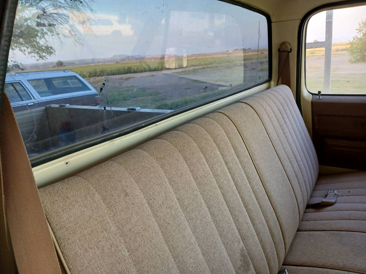 Chevy-stepsid-c10-custom-deluxe-1976-yellow-9