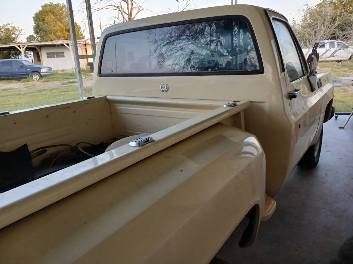 Chevy-stepsid-c10-custom-deluxe-1976-yellow
