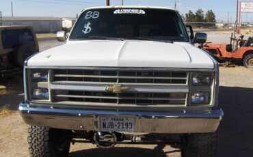 Chevy-suburban-1500-4x4-1988-white-1