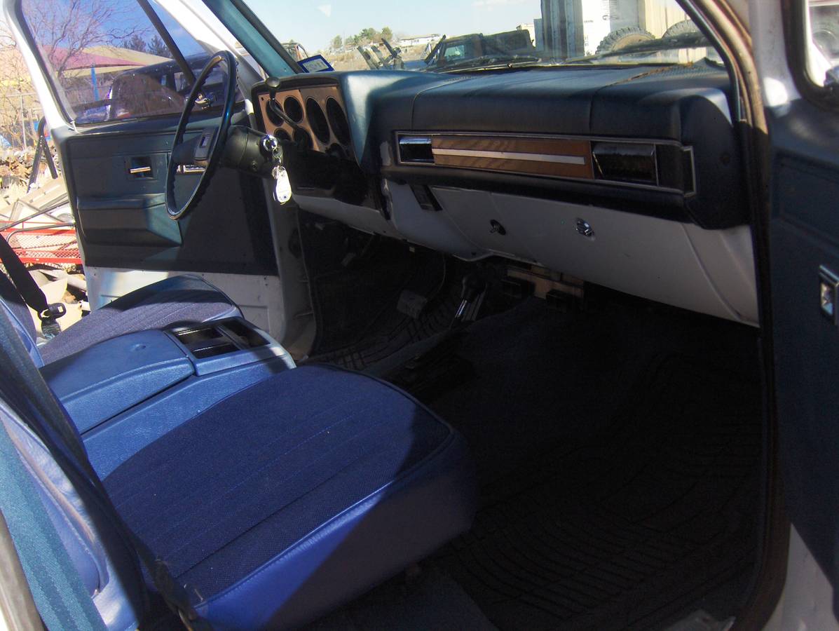 Chevy-suburban-1500-4x4-1988-white-10