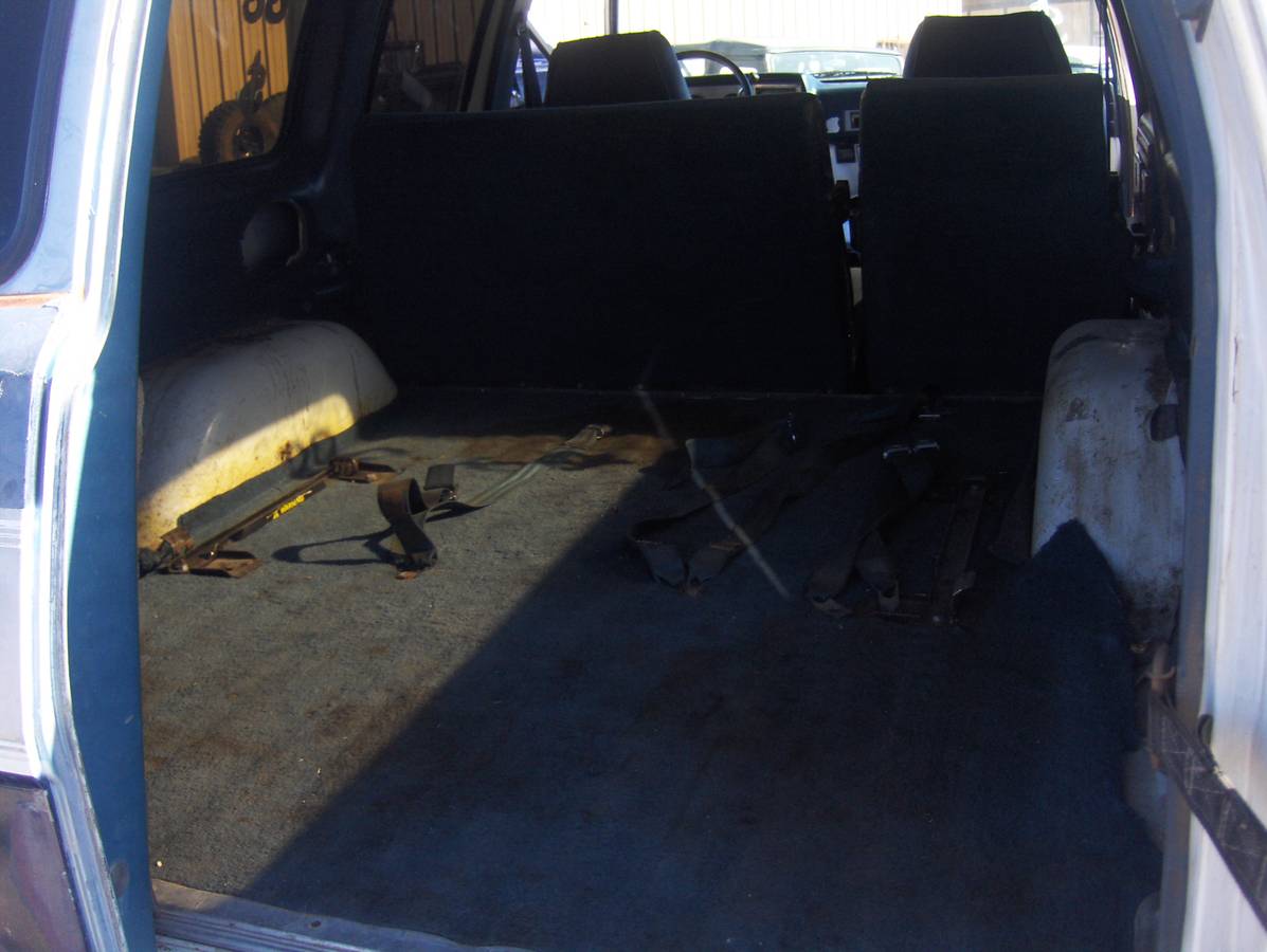 Chevy-suburban-1500-4x4-1988-white-11