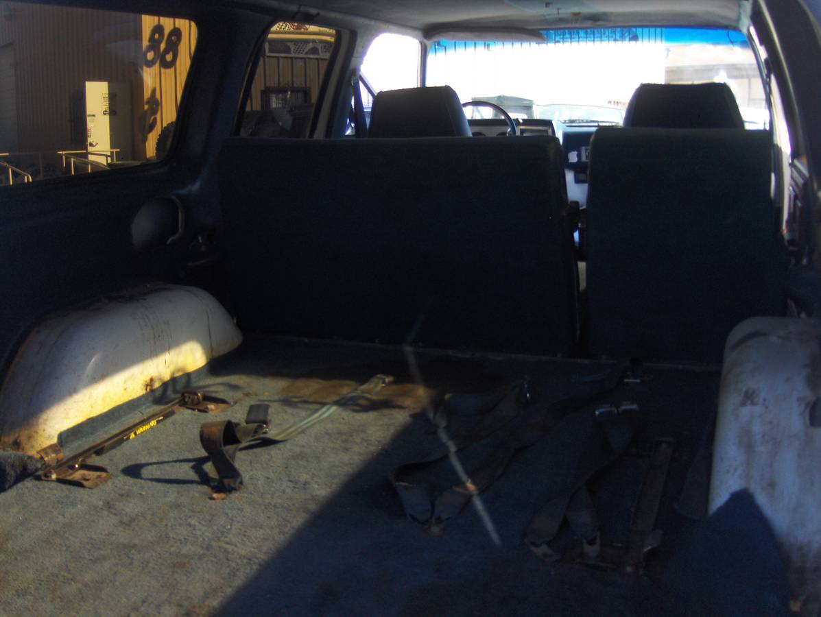 Chevy-suburban-1500-4x4-1988-white-12