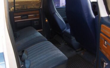 Chevy-suburban-1500-4x4-1988-white-13