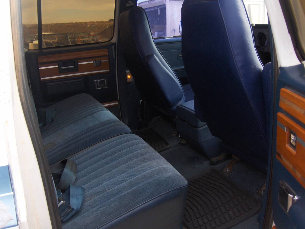 Chevy-suburban-1500-4x4-1988-white-13