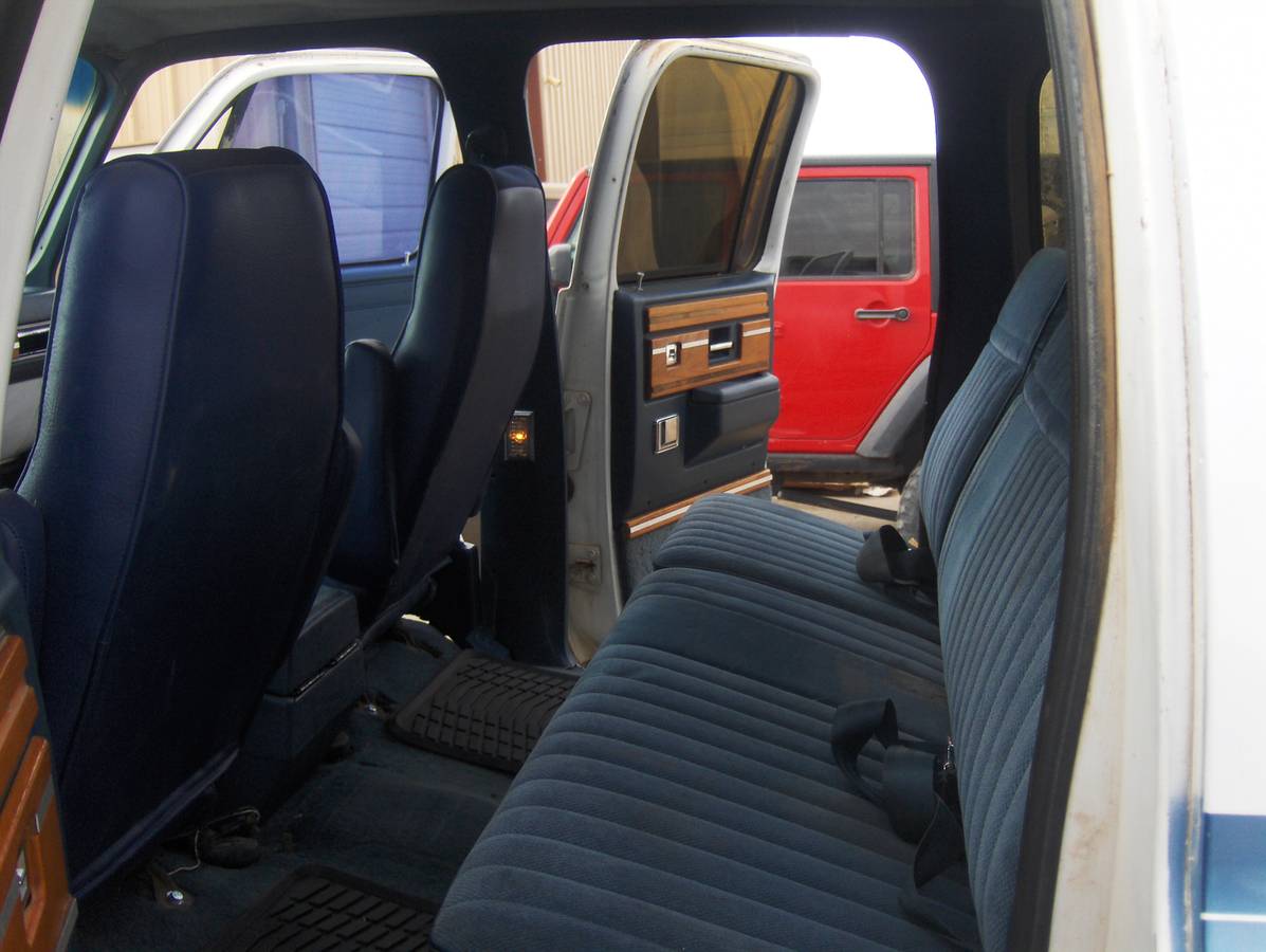 Chevy-suburban-1500-4x4-1988-white-14