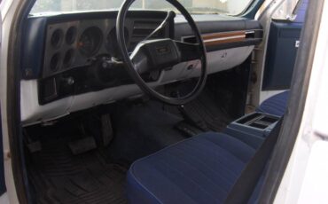 Chevy-suburban-1500-4x4-1988-white-15