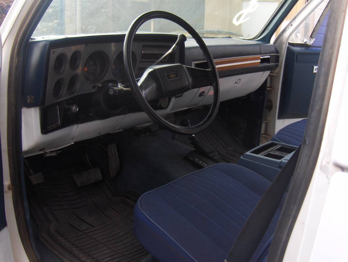 Chevy-suburban-1500-4x4-1988-white-15