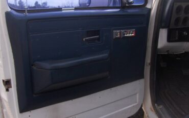 Chevy-suburban-1500-4x4-1988-white-16