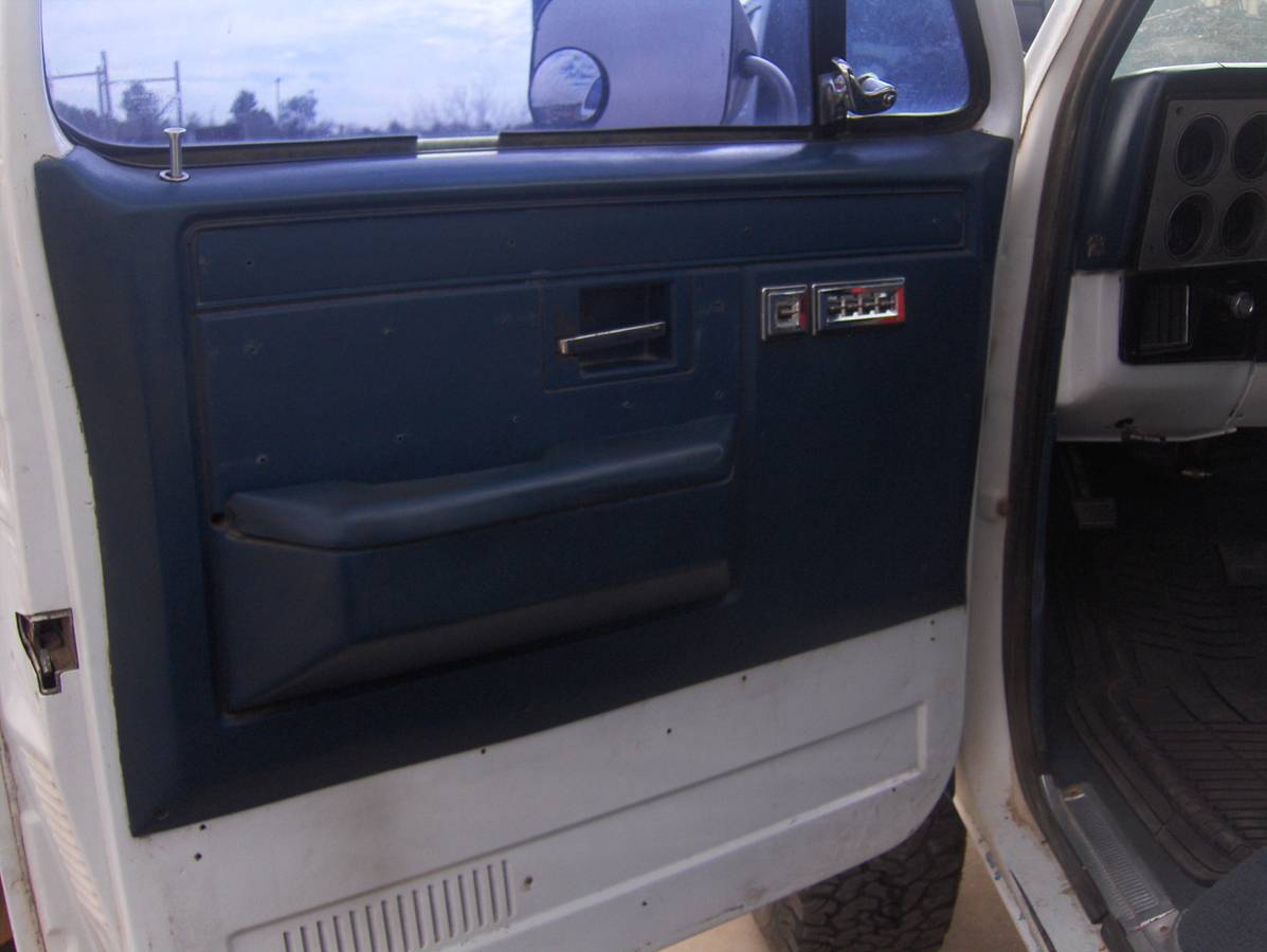 Chevy-suburban-1500-4x4-1988-white-16