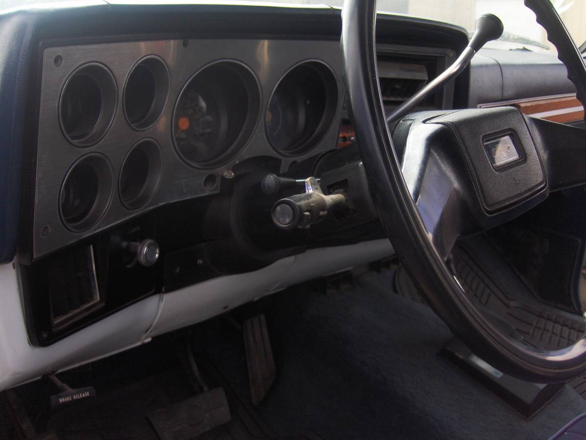 Chevy-suburban-1500-4x4-1988-white-17