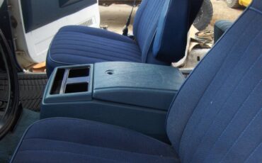 Chevy-suburban-1500-4x4-1988-white-18