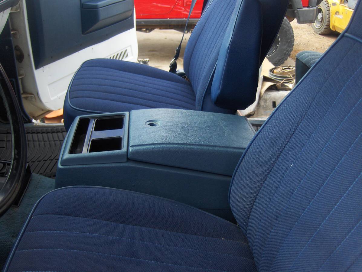 Chevy-suburban-1500-4x4-1988-white-18